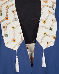 چطور مانتو ساده را تزیین کنیم ؟ | گالری مانتو میرداماد 0R4A9599 چطور مانتو ساده را تزیین کنیم ؟ | 0R4A9599