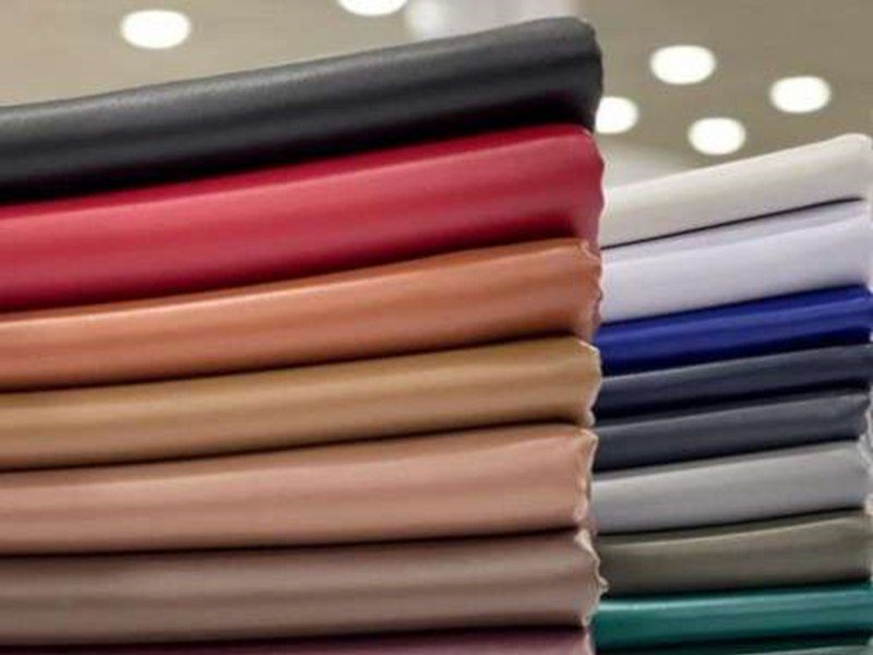 انواع پارچه مناسب مانتو را بشناسید | گالری مانتو میرداماد mantoo 4 پارچههای چرم در سالهای اخیر طیف رنگی بیشتری را شامل میشوند و مطابق سلیقه مشتریان هستند.