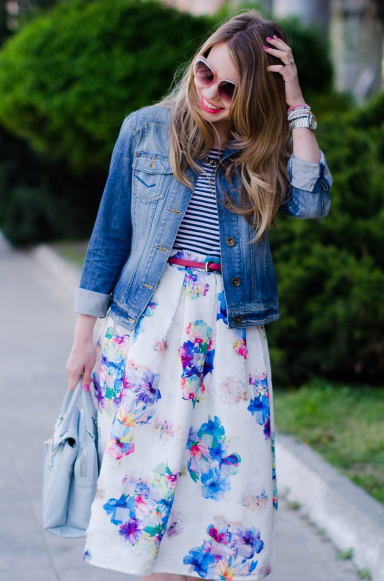 آشنایی با روش های ست کردن کت جین زنانه 2024 | گالری مانتو میرداماد sheinside floral midi skirt striped tee denim jacket outfit pink shoes zara baby blue bag 10 edited ست کردن کت جین زنانه