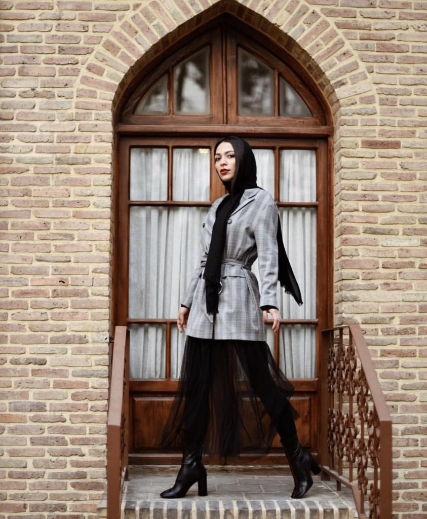 بررسی تخصصی مکمل رنگ طوسی در مانتو | گالری مانتو میرداماد Gray7 843x1024 1 مکمل رنگ طوسی در مانتو