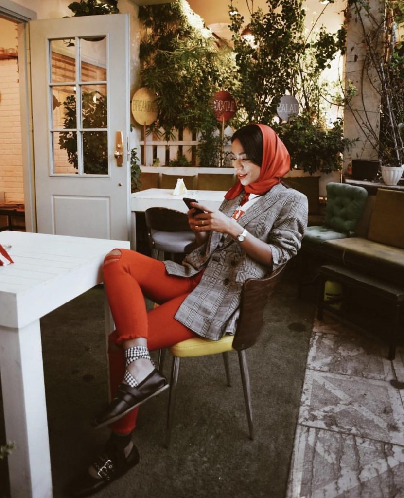 بررسی تخصصی مکمل رنگ طوسی در مانتو | گالری مانتو میرداماد Gray9 831x1024 1 مکمل رنگ طوسی در مانتو